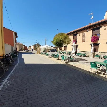 Albergue Villares De Orbigo 호스텔 *