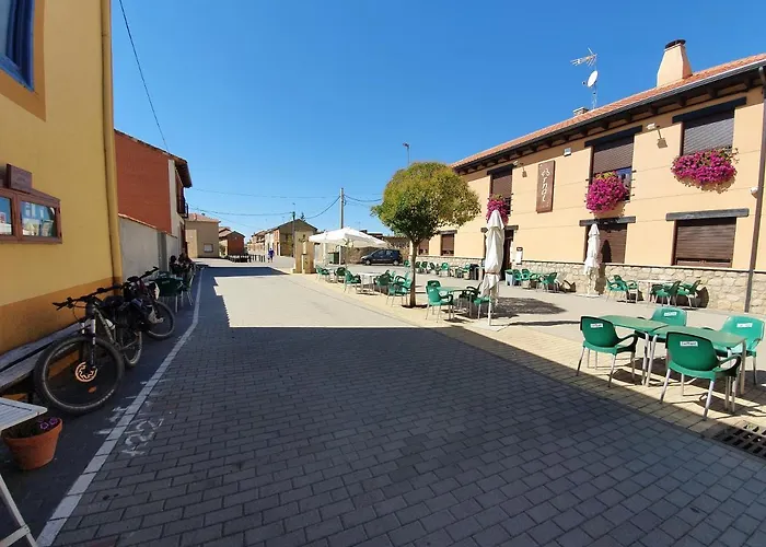 Albergue Villares De Orbigo Hostel *